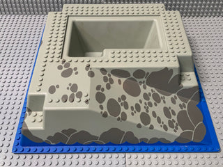 32x32 Raised Baseplate W/ Ramp & Pit, Water, Gray Stones Pattern 2552px3 LEGO® Part LEGO®