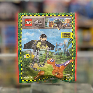LEGO Jurassic World Jet Pack Ranger minifigure with brown raptor dinosaur on green jungle-themed packaging.