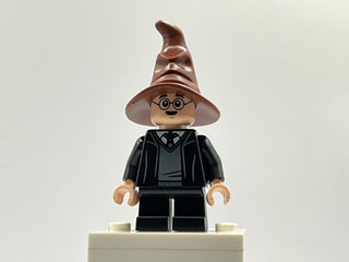 Harry Potter - Hogwarts Robe, Black Tie and Short Legs, Reddish Brown Sorting Hat, hp466 Minifigure LEGO®   