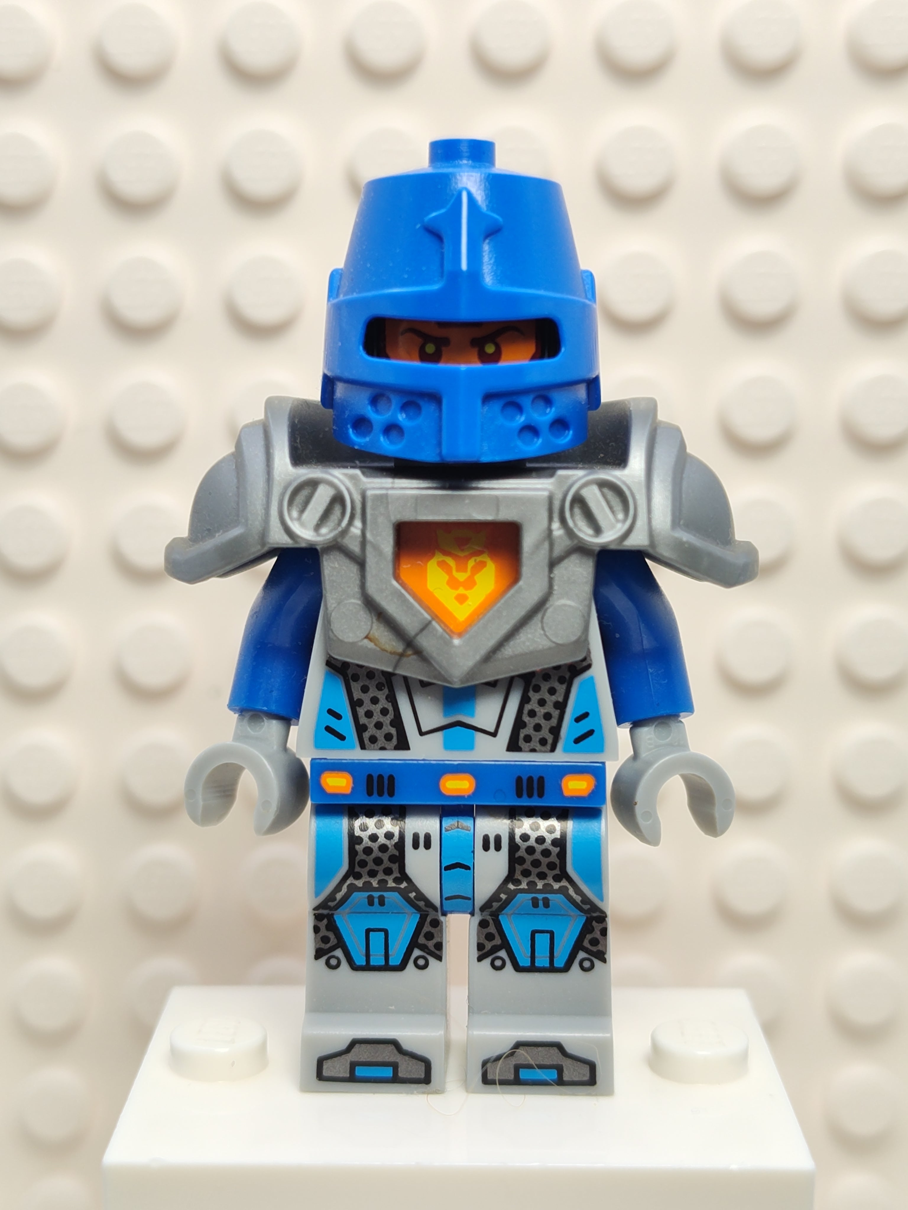 RARE NEW VINTAGE LEGO Nexo Knights high quality 21