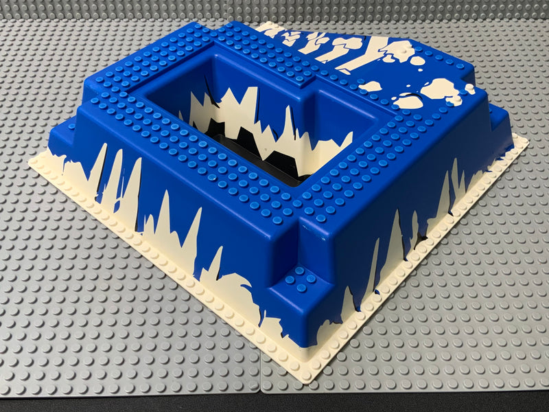 32x32 Raised Baseplate W/ Ramp & Pit, Ice Pattern 2552px1 LEGO®